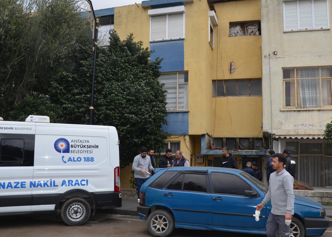 Eşini ve 7 yaşındaki kızını boğazlarını keserek &ouml;ld&uuml;rd&uuml;!  3