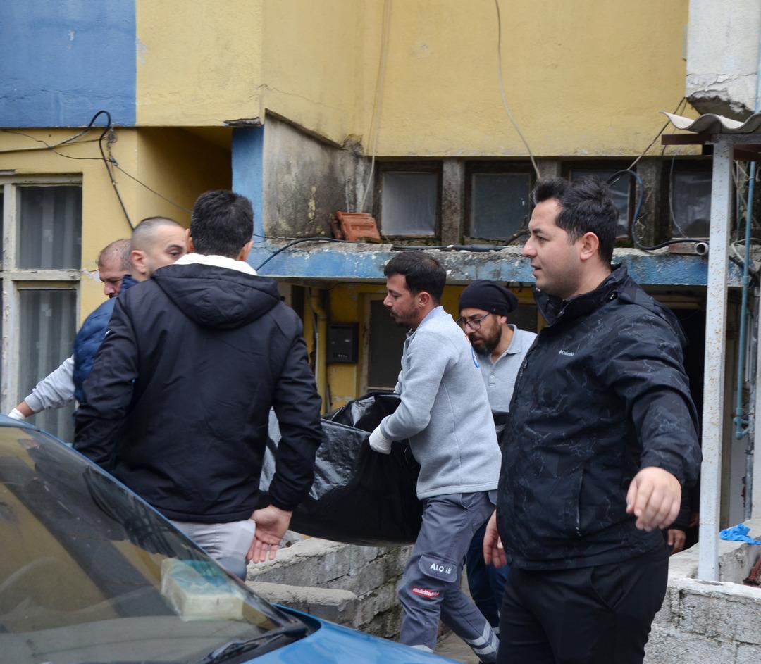 Eşini ve 7 yaşındaki kızını boğazlarını keserek &ouml;ld&uuml;rd&uuml;!  2