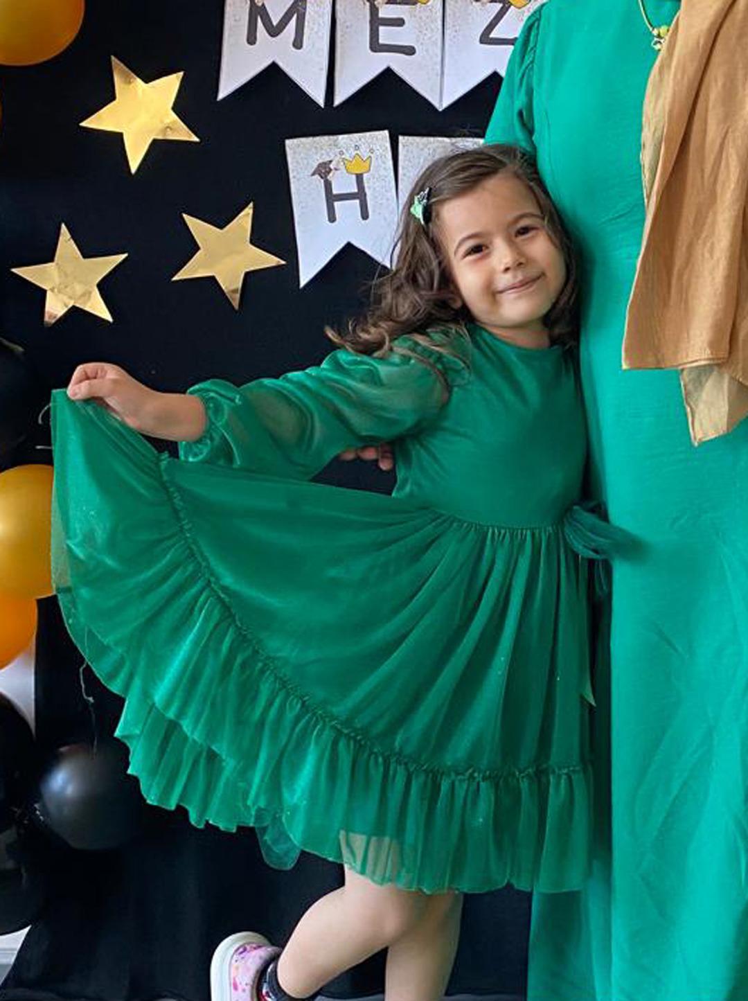 Eşini ve 7 yaşındaki kızını boğazlarını keserek &ouml;ld&uuml;rd&uuml;!  1