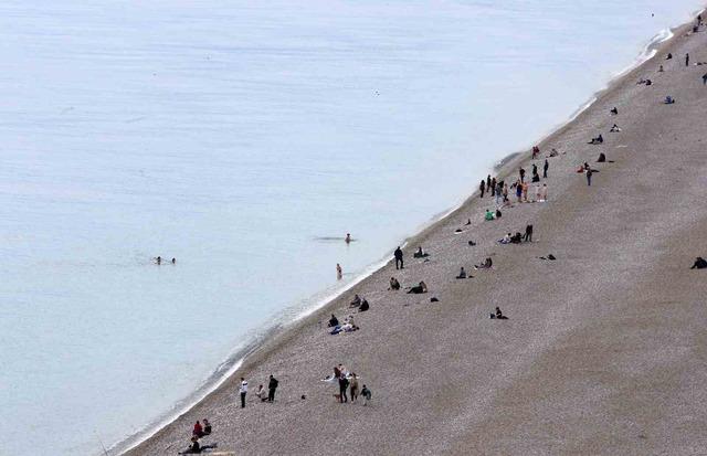 14 ilde ’sarı kod’ uyarısı verilirken, Antalya’da bahar havası yaşandı 9