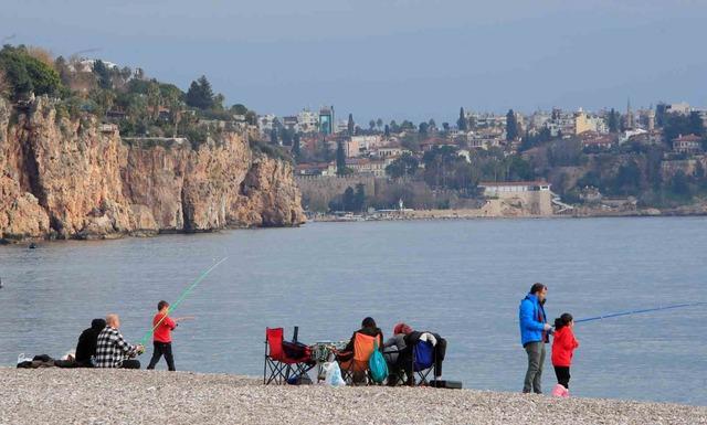 14 ilde ’sarı kod’ uyarısı verilirken, Antalya’da bahar havası yaşandı 7
