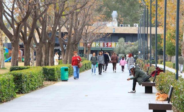 14 ilde ’sarı kod’ uyarısı verilirken, Antalya’da bahar havası yaşandı 6