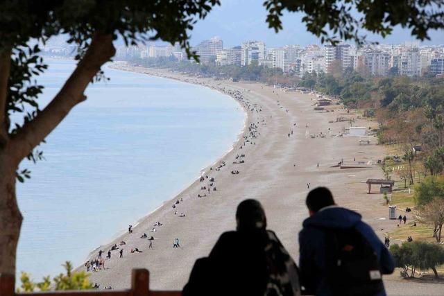 14 ilde ’sarı kod’ uyarısı verilirken, Antalya’da bahar havası yaşandı 5