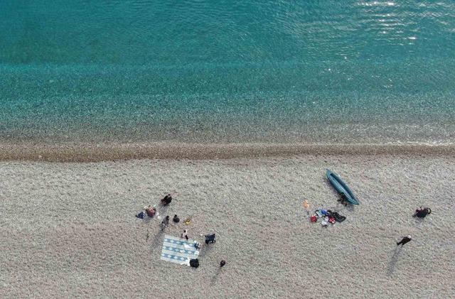 14 ilde ’sarı kod’ uyarısı verilirken, Antalya’da bahar havası yaşandı 2