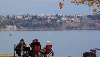 14 ilde &rsquo;sarı kod&rsquo; uyarısı verilirken, Antalya&rsquo;da bahar havası yaşandı