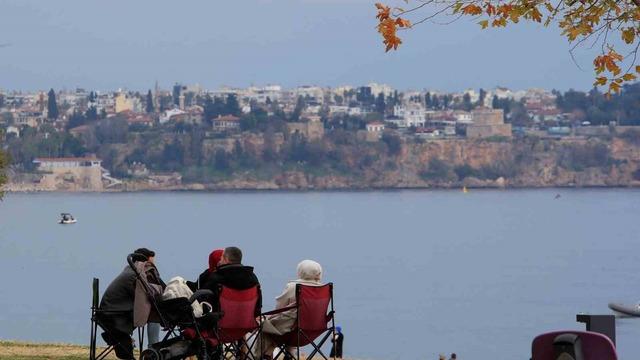 14 ilde ’sarı kod’ uyarısı verilirken, Antalya’da bahar havası yaşandı
