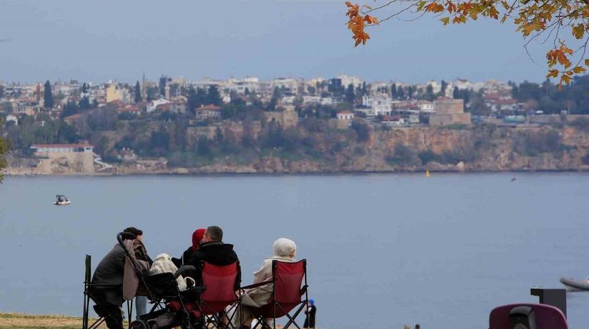 14 ilde &rsquo;sarı kod&rsquo; uyarısı verilirken, Antalya&rsquo;da bahar havası yaşandı