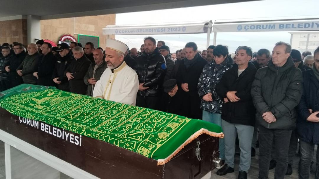 Cüneyt Özdemir in acı günü: Hayatını kaybeden annesi toprağa verildi 3