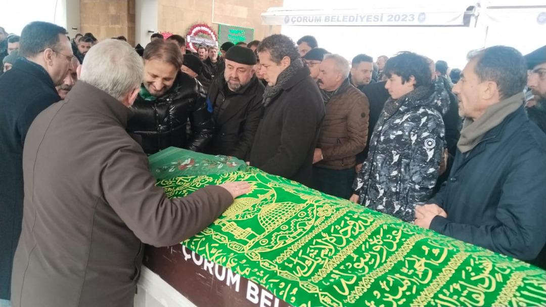 Cüneyt Özdemir in acı günü: Hayatını kaybeden annesi toprağa verildi 2