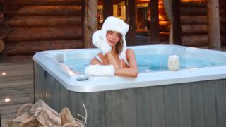 Son dakika: Sudan &ccedil;ıktı; minik bikinisiyle soğuğa meydan okudu