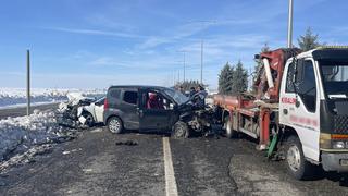 Diyarbakır'da hafif ticari araçla otomobil çarpıştı: 12 yaralı