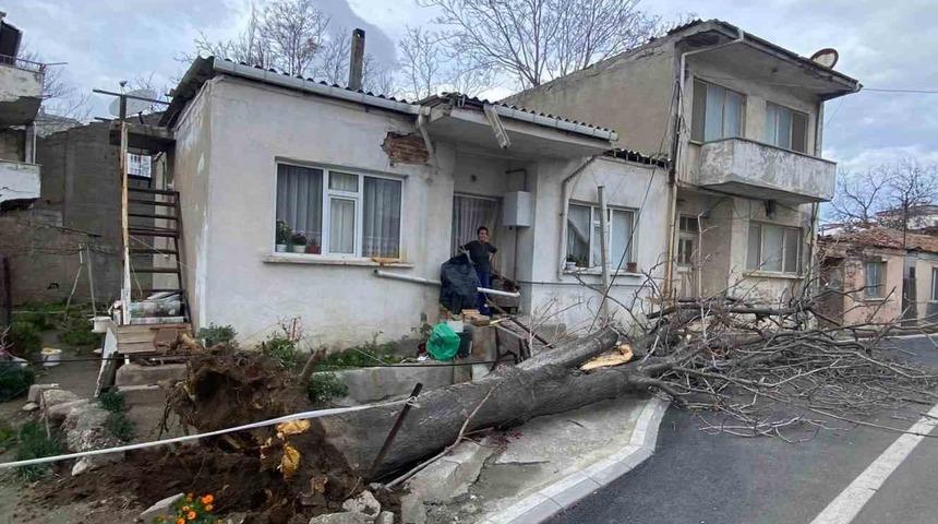 &Ccedil;anakkale&rsquo;de lodos! Fırtınada devrilen ağa&ccedil; eve zarar verdi