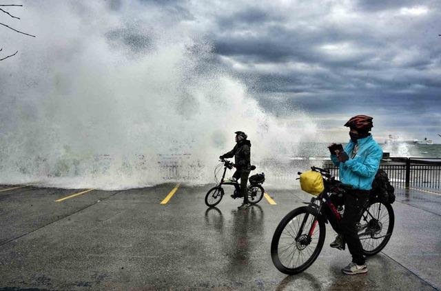 İstanbul’da lodos! Dalgalar sahili kapladı 2