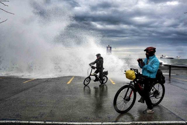 İstanbul’da lodos! Dalgalar sahili kapladı 3