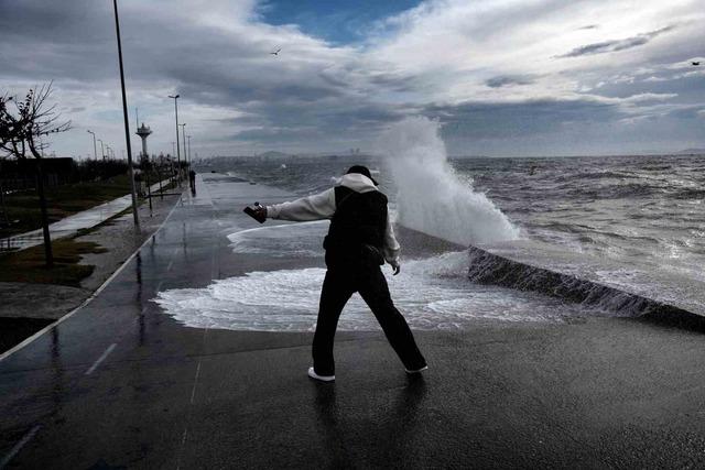 İstanbul’da lodos! Dalgalar sahili kapladı 4