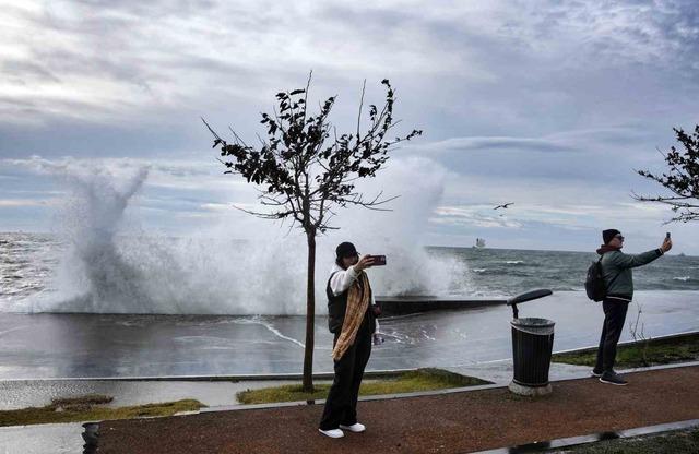 İstanbul’da lodos! Dalgalar sahili kapladı 7