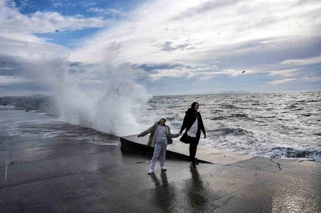 İstanbul’da lodos! Dalgalar sahili kapladı 8