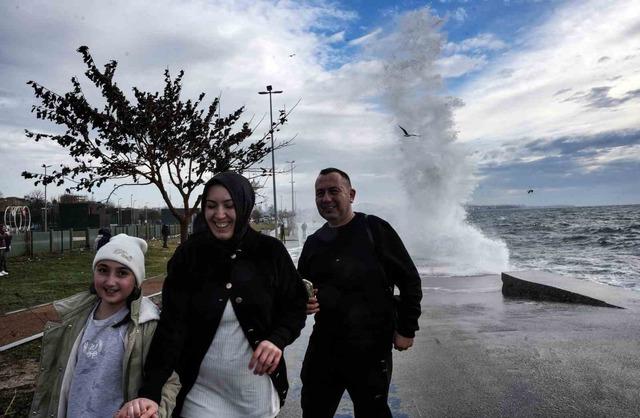 İstanbul’da lodos! Dalgalar sahili kapladı 9