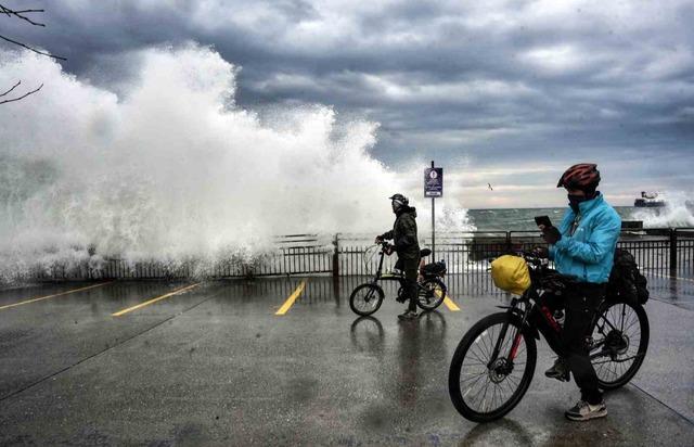 İstanbul&rsquo;da lodos! Dalgalar sahili kapladı 10