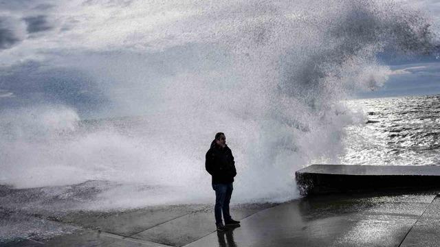 İstanbul’da lodos! Dalgalar sahili kapladı