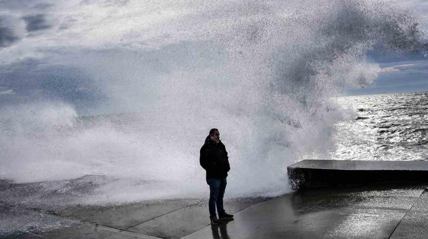 İstanbul&rsquo;da lodos! Dalgalar sahili kapladı
