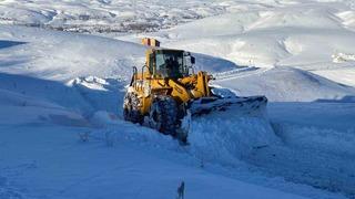Bingöl’de yoğun kar yağışı sonrası köy yollarında çalışmalar devam ediyor