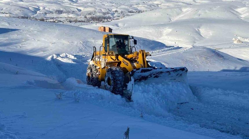 Bing&ouml;l&rsquo;de yoğun kar yağışı sonrası k&ouml;y yollarında &ccedil;alışmalar devam ediyor