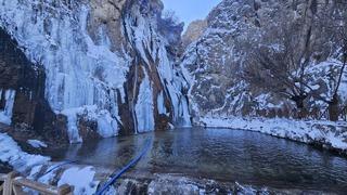 Son dakika: Malatya&rsquo;da G&uuml;rpınar Şelalesi buz tuttu