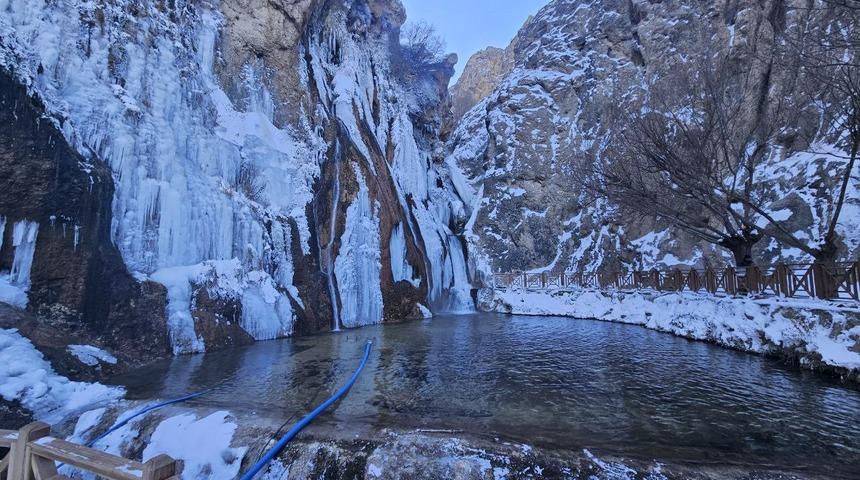 Malatya&rsquo;da G&uuml;rpınar Şelalesi buz tuttu