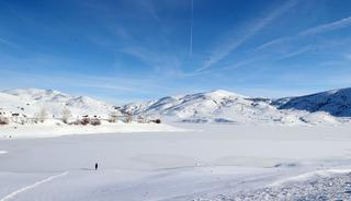 Sivas'ta Yıldız G&ouml;leti'nin y&uuml;zeyi buz tuttu