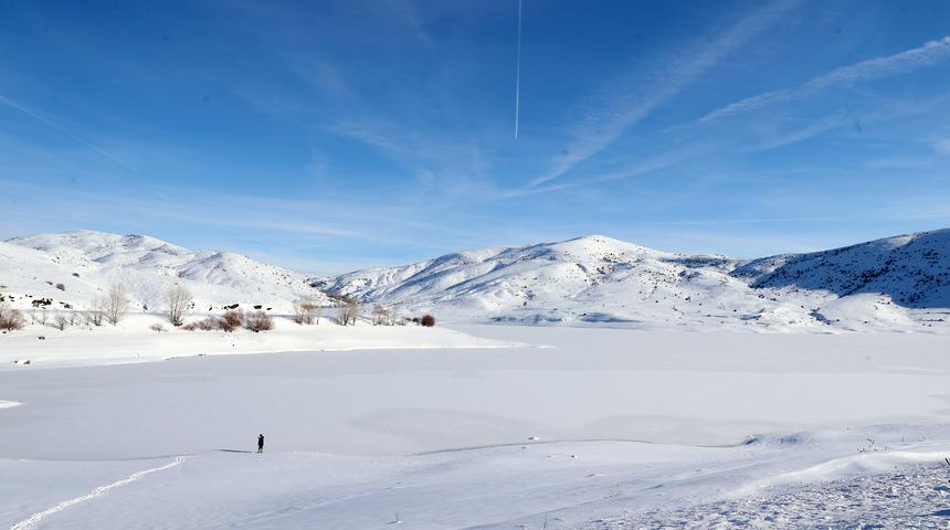 Sivas'ta Yıldız G&ouml;leti'nin y&uuml;zeyi buz tuttu