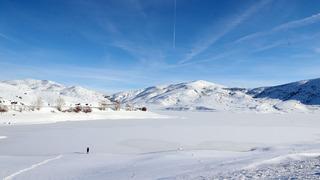 Sivas'ta Yıldız Göleti'nin yüzeyi buz tuttu