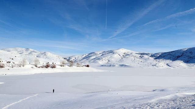 Sivas'ta Yıldız Göleti'nin yüzeyi buz tuttu