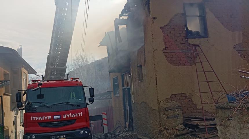 Konya'da evinde yangın &ccedil;ıkan kadın yaralandı