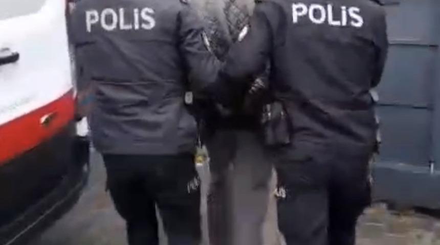 İzmir&rsquo;de 24 yıl hapis cezasıyla aranan şahıs yakalandı