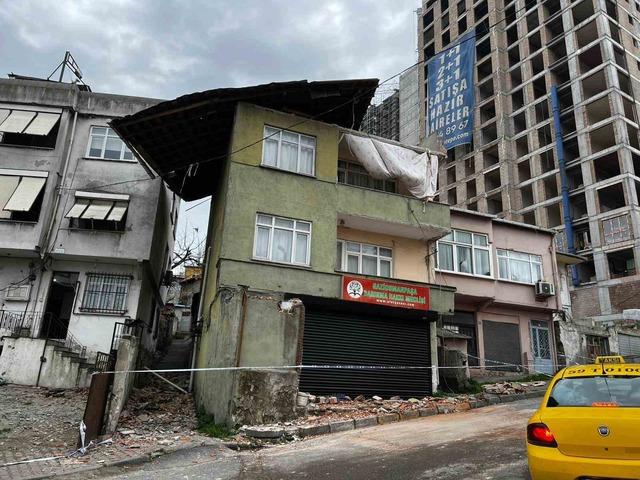 Gaziosmanpaşa&rsquo;da &ccedil;atı u&ccedil;tu, otomobiller zarar g&ouml;rd&uuml; 1