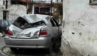 Gaziosmanpaşa&rsquo;da &ccedil;atı u&ccedil;tu, otomobiller zarar g&ouml;rd&uuml;