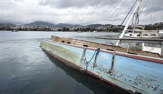 Bodrum'da bir tekne kuvvetli r&uuml;zgar nedeniyle su alıp yan yattı