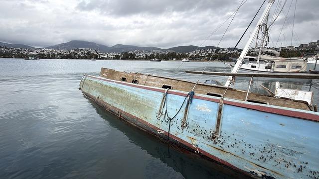 Bodrum'da bir tekne kuvvetli rüzgar nedeniyle su alıp yan yattı
