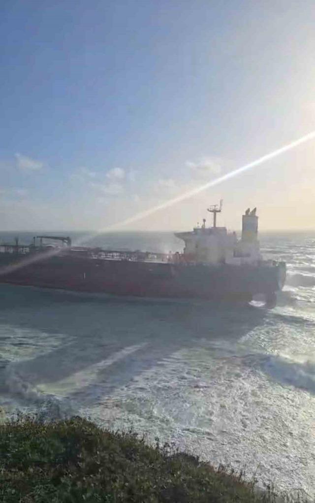 Bozcaada a&ccedil;ıklarında boş ham petrol tankeri karaya oturdu 2