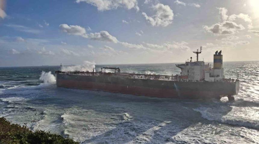 Bozcaada a&ccedil;ıklarında boş ham petrol tankeri karaya oturdu