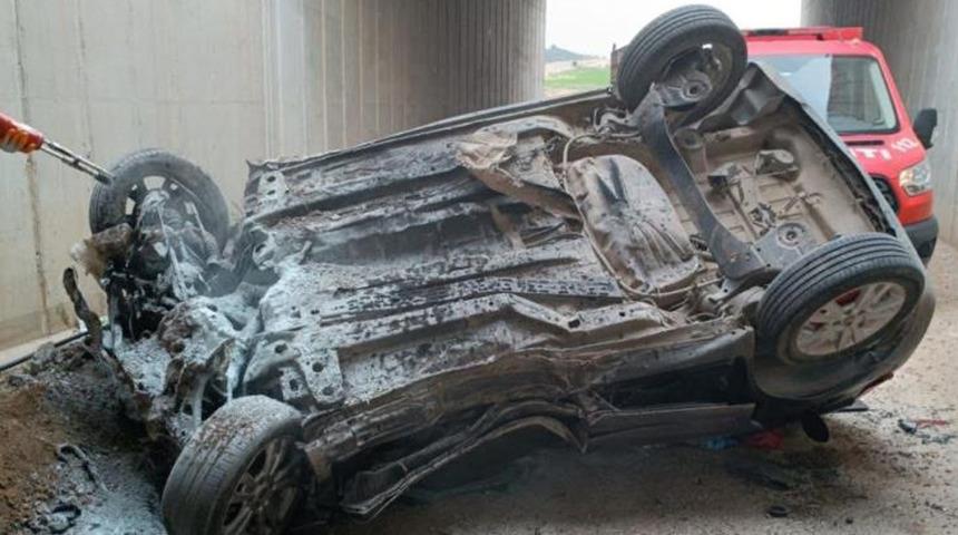 Mersin'de acı olay! Ara&ccedil; otoyol k&ouml;pr&uuml;s&uuml;nden d&uuml;şt&uuml;: 2 &ouml;l&uuml;, 3 yaralı