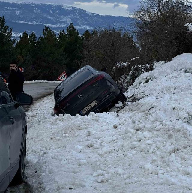 Kartalkaya yolunda l&uuml;ks ara&ccedil; kara saplandı 3