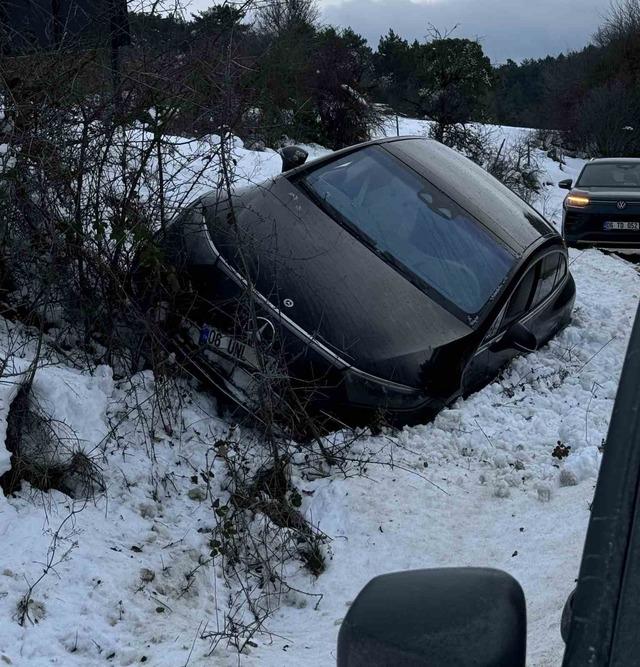 Kartalkaya yolunda l&uuml;ks ara&ccedil; kara saplandı 2