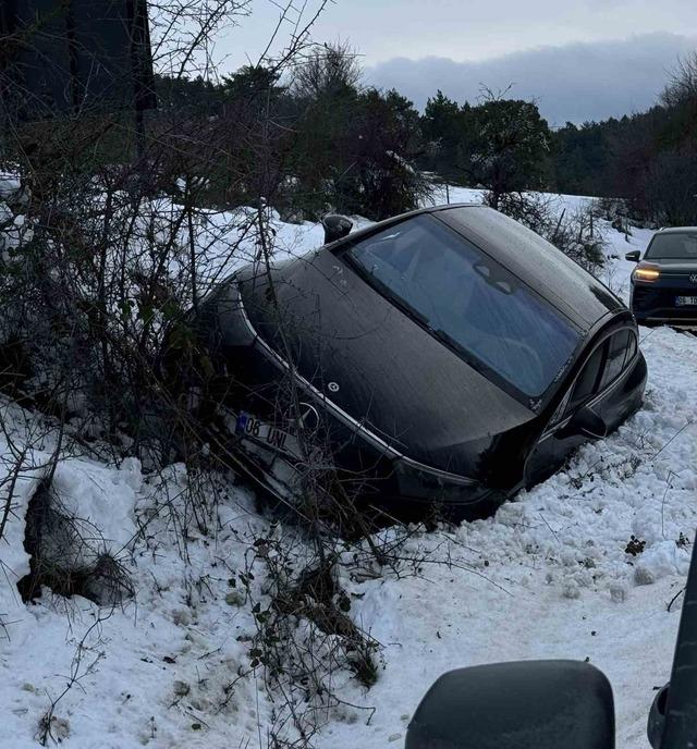 Kartalkaya yolunda l&uuml;ks ara&ccedil; kara saplandı 1