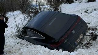 Son dakika: Kartalkaya yolunda l&uuml;ks ara&ccedil; kara saplandı
