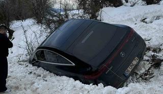 Kartalkaya yolunda l&uuml;ks ara&ccedil; kara saplandı