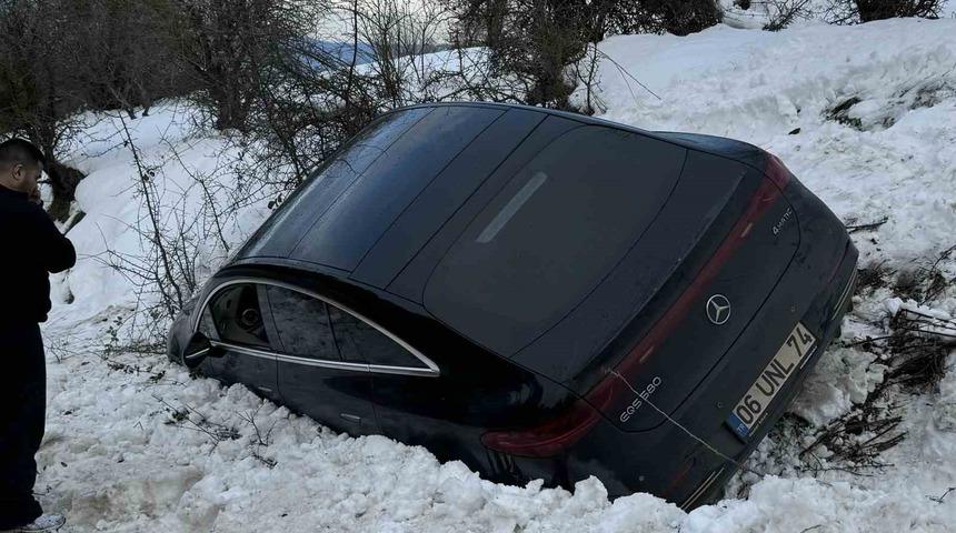 Kartalkaya yolunda l&uuml;ks ara&ccedil; kara saplandı