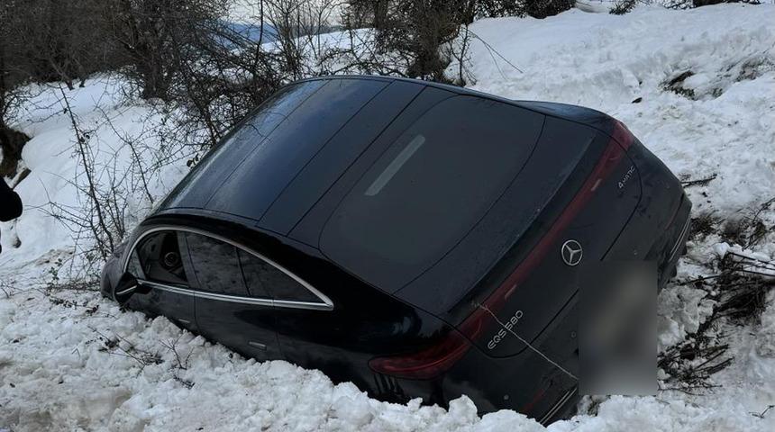 Bolu'da l&uuml;ks otomobil kara saplandı
