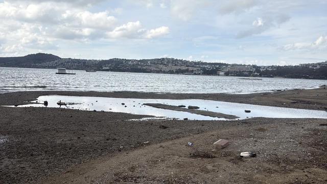 Bodrum'da sahil çekildi! Adacıklar oluştu